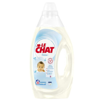 35 Baby, die Katze wäscht