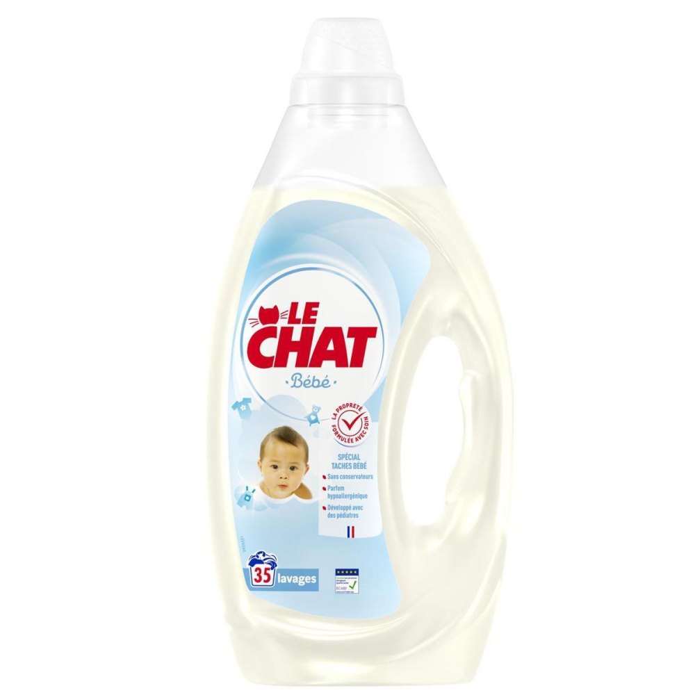 35 Baby, die Katze wäscht